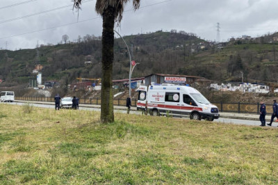 Aydınlatma direğine çarpan cipin sürücüsü yaralandı