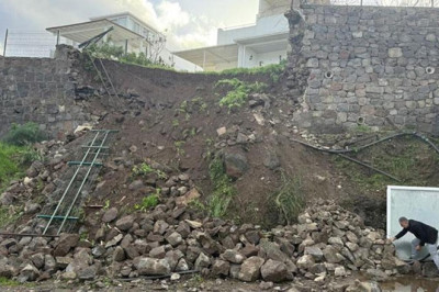 Bodrum'da sağanak sonrası istinat duvarı çöktü