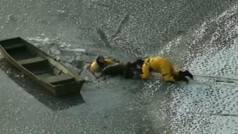 Buz tutan gölge korku dolu anlar! Köpek ve sahibi böyle kurtarıldı