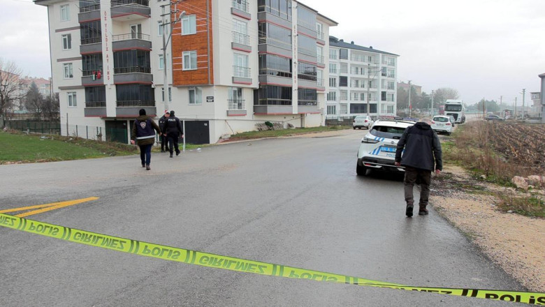 Ev sahibi, tabancayla kovalayıp kiracısını vurdu