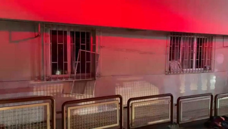 İstanbul- Küçükçekmece'de 5 katlı binada çıkan yangın söndürüldü