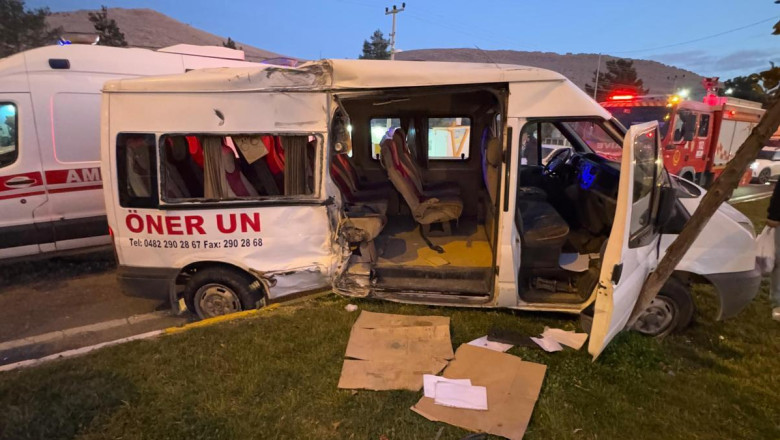 Mardin'de işçi servis minibüsü ile kamyon çarpıştı: 11 yaralı