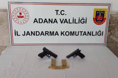 Adana'da gümrük kaçağı 70 cep telefonu ile iki ruhsatsız tabanca ele geçirildi
