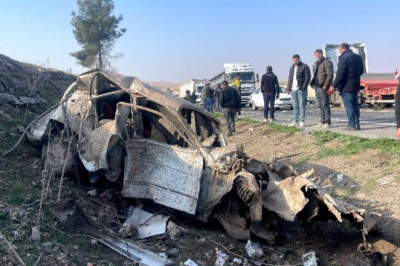 TIR'la çarpışıp şarampole yuvarlandı! Feci kazada otomobil bu hale geldi