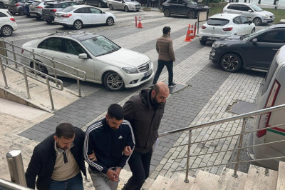 Baba- kıza çarpıp sürücünün kendisi olmadığını söyledi, ehliyetsiz ve alkollü çıkıp tutuklandı