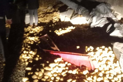 Turgutlu'da duvara çarpan kamyonun dorsesi devrildi; tonlarca patates yola saçıldı