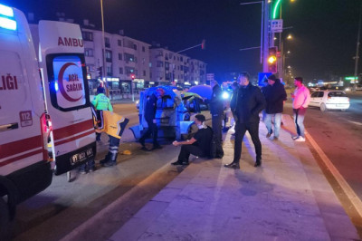 Alkollü kamyon sürücüsü kırmızı ışıkta bekleyen araca çarptı: 3 yaralı