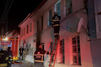 Eskişehir’de 2 katlı evde çıkan yangını itfaiye söndürdü