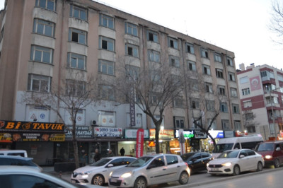 Konya'da riskli binadaki son dükkan da kapandı