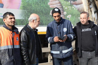 Bursa'da çöpte bulduğu cüzdanı sahibine ulaştırdı