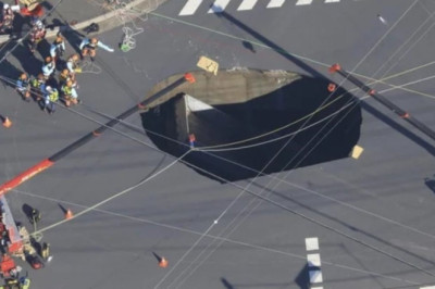 Japonya’da yol çöktü: Dev çukura kamyonet düştü