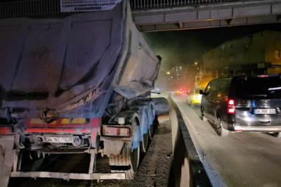 İstanbul'da kontrolden çıkan hafriyat kamyonu beton bariyerlere çıktı