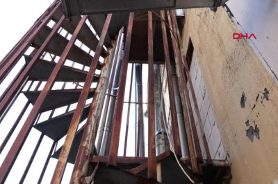 Yangın çıkışına tuğla ördüler