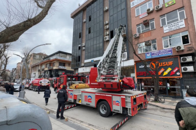 Yalova'da iş hanında çıkan yangında 2 kişi dumandan etkilendi