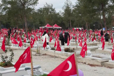 6 Şubat depremlerinin yıldönümünde hasretin adresi yine mezarlıklar oldu