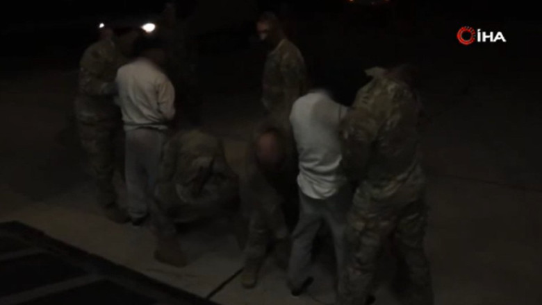 ABD'ye kaçak giren suçlu göçmenlerin Guantanamo'ya götürüldüğü anlar