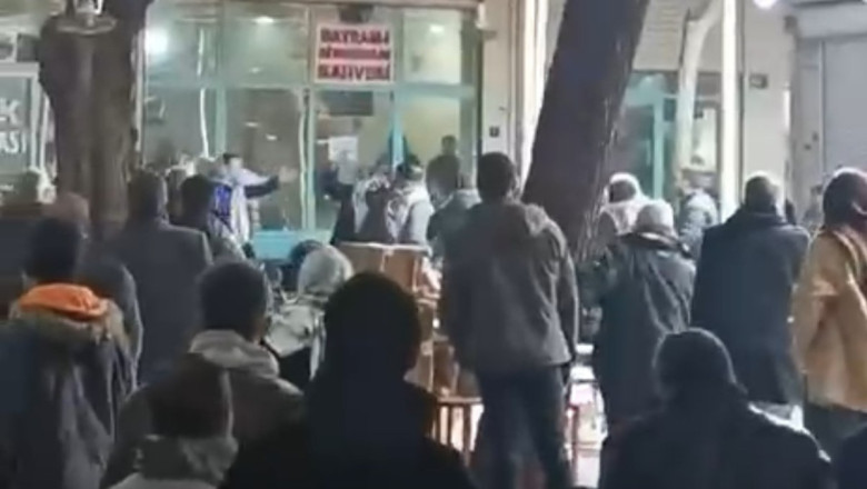 Şanlıurfa'da kahvehanede sandalyeler havada uçuştu