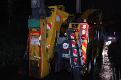 İstanbul - Üsküdar'da çöp kamyonu dereye devrildi: 1 yaralı