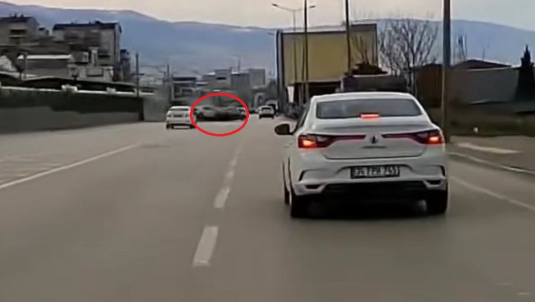 Bursa'da metro hattının duvarına çarpan otomobilin kaza anı kamerada