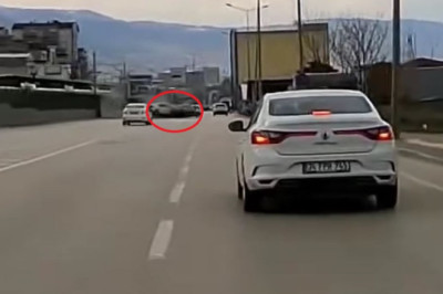 Bursa'da metro hattının duvarına çarpan otomobilin kaza anı kamerada