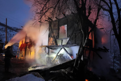 Düzce'de 2 katlı kagir ev yandı