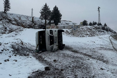 Mersin'de okul servisinin karlı yolda devrildiği kaza ucuz atlatıldı