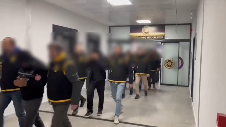 Yalova'da Kendilerini Polis-Savcı Olarak Tanıtarak 35 Milyon Lira Dolandıran 5 Kişi Tutuklandı