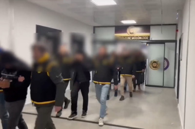 Yalova'da Kendilerini Polis-Savcı Olarak Tanıtarak 35 Milyon Lira Dolandıran 5 Kişi Tutuklandı