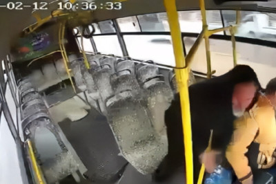 Kocaeli'de şoförün bayıldığı özel halk otobüsünü yolcu durdurmaya çalıştı