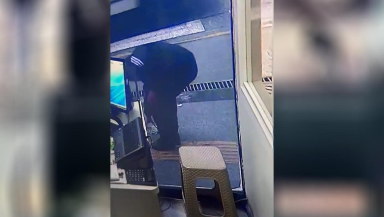 Yalova'da Yere Düşürülen Bin 530 Doları Çalan Şüpheli Kamerada