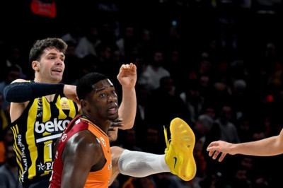 Fenerbahçe Beko - Galatasaray maçı durduruldu