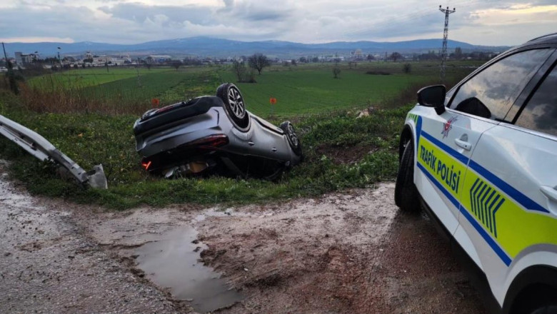 Bursa'da yanlış yola giren otomobil takla attı: 1 yaralı