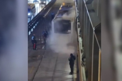 Avcılar'da dumanlar yükselen metrobüs boşaltıldı
