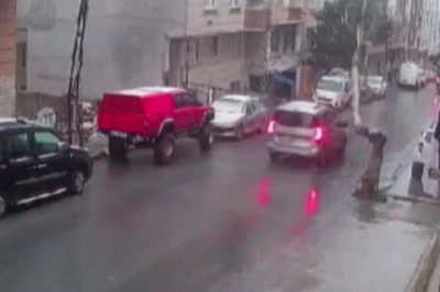 İstanbul Esenyurt'ta ağaç seyir halindeki aracın üzerine devrildi