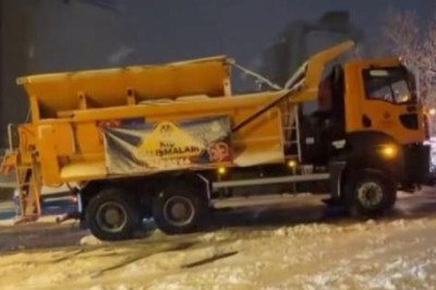 Maltepe’de İBB'nin kar küreme aracı yolda kaldı