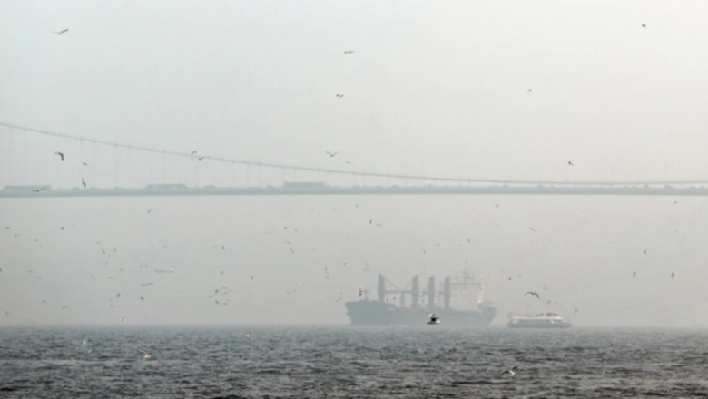 İstanbul Boğazı'nda gemi trafiğine sis engeli