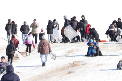 İstanbul-Tuzla'da kayak merkezini aratmayan görüntüler; bu havada denize girdiler