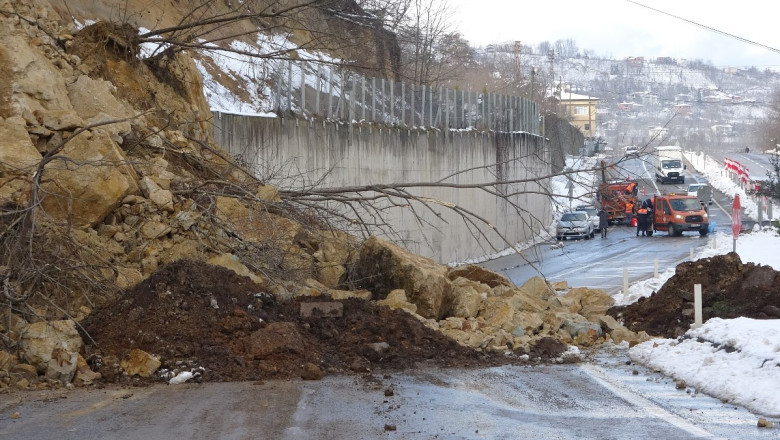 Ordu'da heyelan anı kameraya yansıdı