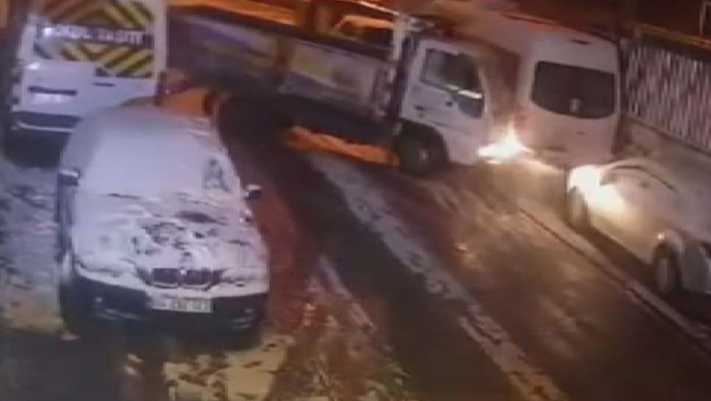 İstanbul Esenyurt'ta araçlara çarpan kamyonet kaçtı