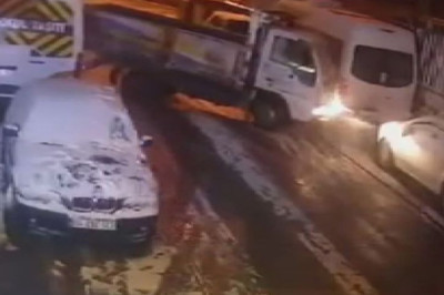 İstanbul Esenyurt'ta araçlara çarpan kamyonet kaçtı