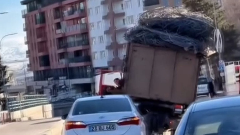 Elazığ'da hurda yüklü kamyonetin tehlikeli yolculuğu