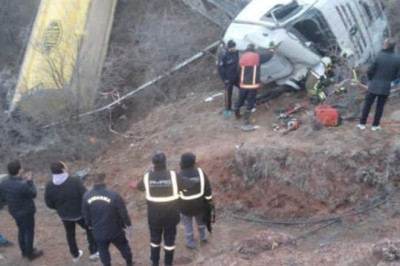 Ankara’da kontrolden çıkan tır uçurumdan yuvarlandı: 1 ölü, 1 yaralı