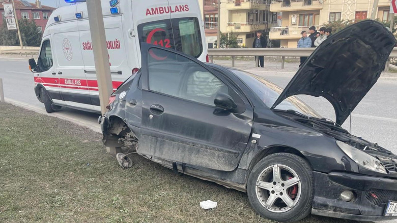 Yalova'da Kontrolden Çıkan Otomobilin Bariyerlere Çarptığı Kaza Kamerada
