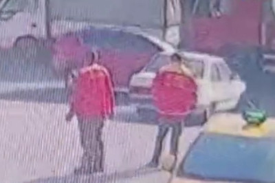 İstanbul Küçükçekmece'de çalışmayan arabayı iterken kaza yaptılar