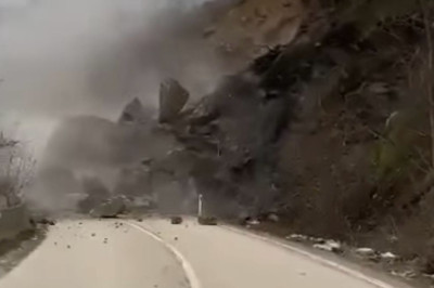 Ordu'da heyelan: Dev kayalar yolu kapadı