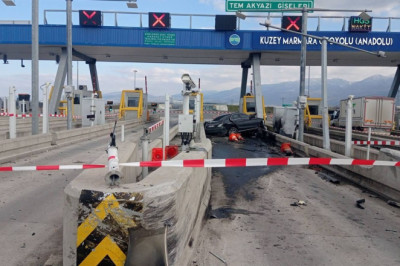 Sakarya'da gişeye çarpan otomobildeki çift can verdi: 5 günlük bebekleri yaşam savaşı veriyor