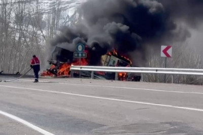 Sivas'ta yoldan çıkıp devrilen tırdan alevler yükseldi