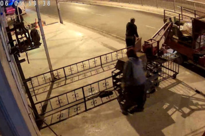İstanbul'da iş yerinden hırsızlık anı kamerada