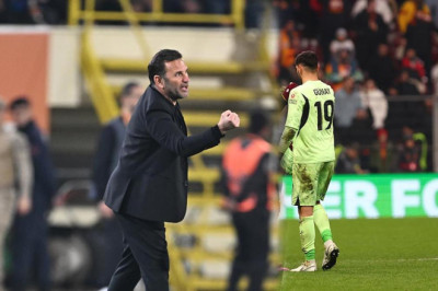 Alanyaspor – Galatasaray maçında gerginlik! Okan Buruk’tan tepki, kırmızı kart…