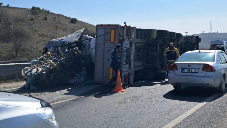 Süpürgelikte Kontrolden Çıkan Tır Devrildi, 3 Yaralı
